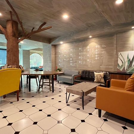 Roaders Hotel Tainan Chengda ภายนอก รูปภาพ